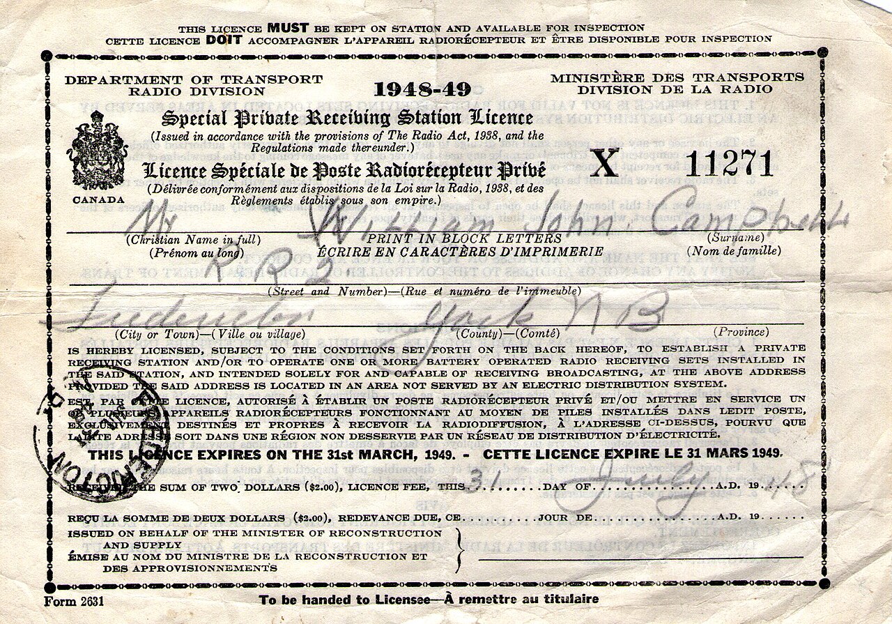 Un permis spécial de station réceptrice privée délivré par la Division des radiocommunications du ministère des Transports dans les années 1948-1949. Le permis est signé par M. William John Campbell, de Fredericton, au Nouveau-Brunswick, le 31 juillet 1948. 
