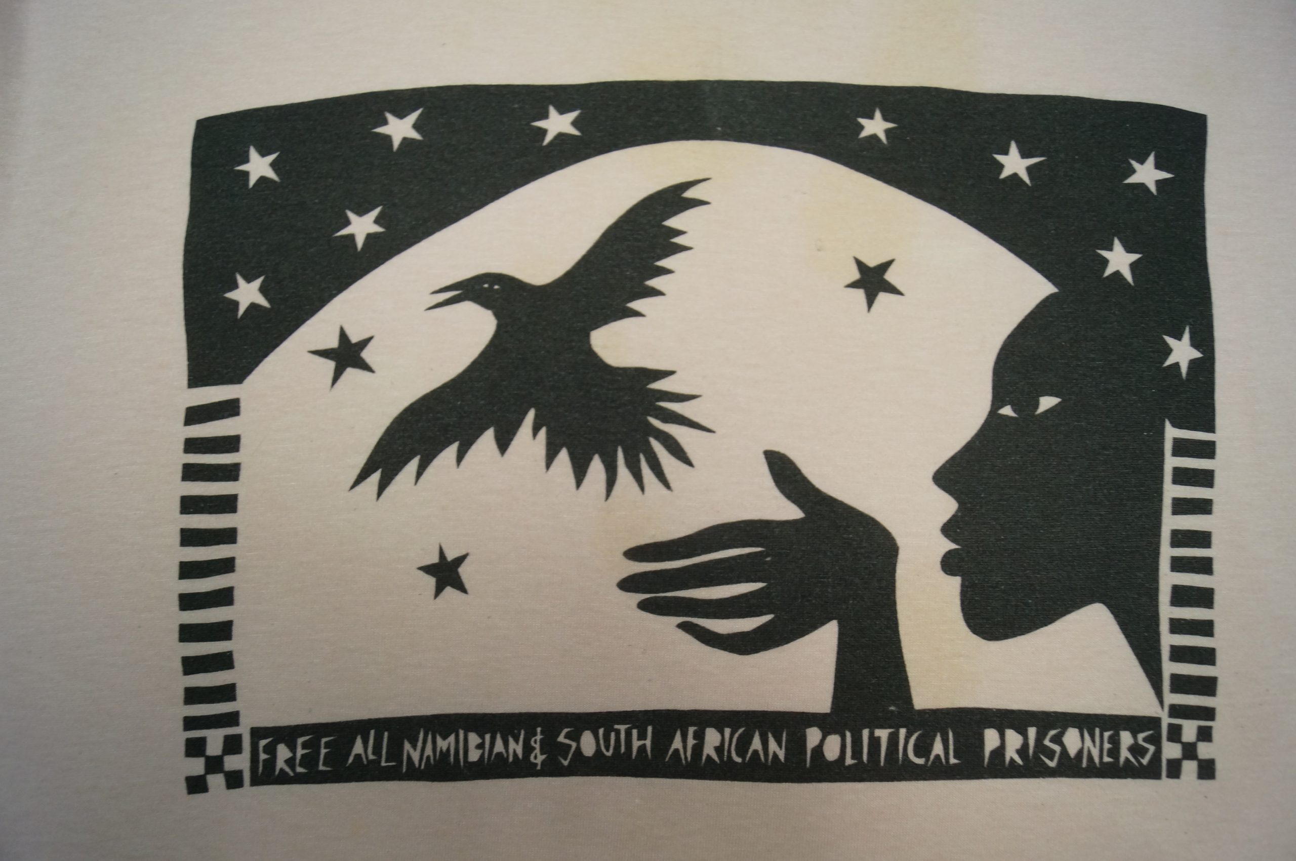 Une couverture où l'on peut lire « Libérez tous les prisonniers politiques namibiens et sud-africains » illustrée par une femme relâchant un oiseau.