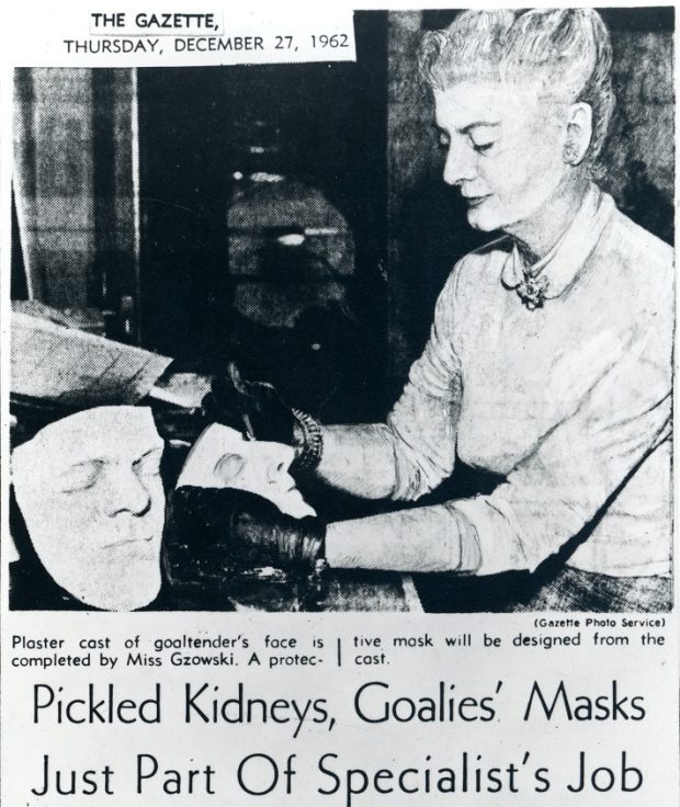 Article de journal en noir et blanc titré « Reins marinés et masques de gardien de but : le travail d'un spécialiste », avec une photo de Mary Gzowski réalisant le moulage médical d'un visage. 