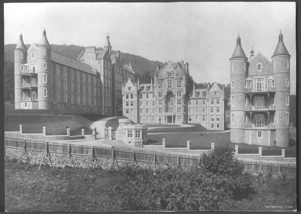 Photo en noir et blanc d'un bâtiment d'hôpital de style néo-baronnial écossais.