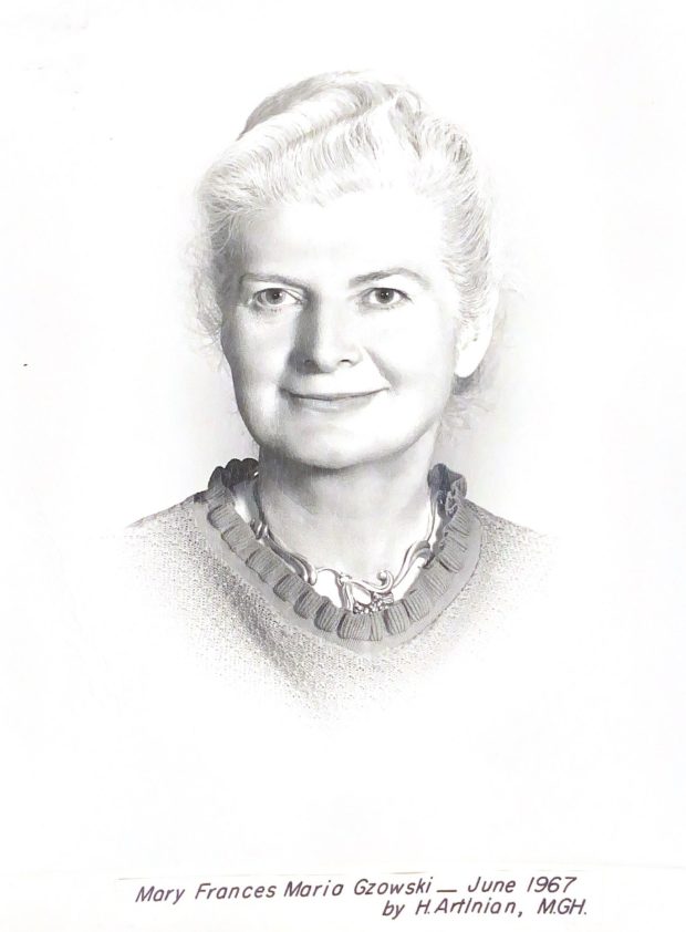 Portrait en noir et blanc d'une femme aux cheveux blancs bien coiffés, vêtue d'un chandail et portant un collier.