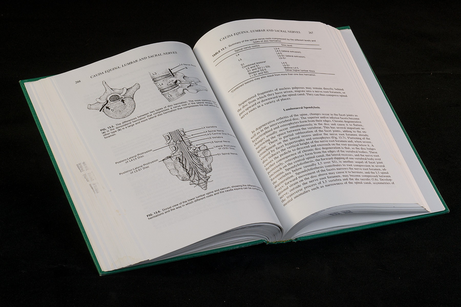 Photo en couleur d'un livre ouvert sur des illustrations médicales et du texte. 