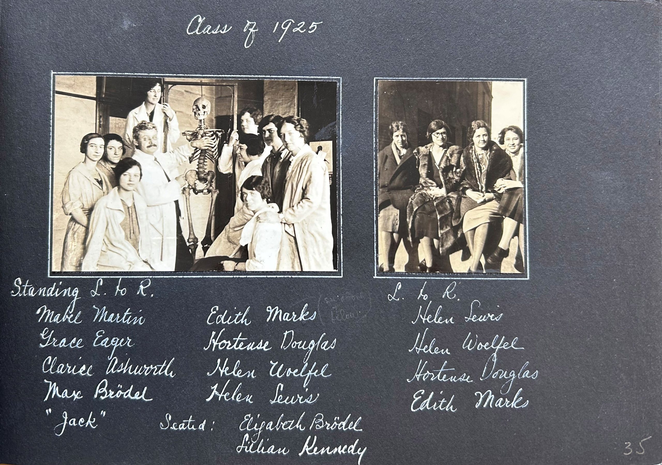 Page d'album photo noire contenant des notes manuscrites à l'encre blanche et deux images aux tons sépia. Sur celle de gauche, des étudiants en blouse de laboratoire posent avec un squelette; sur celle de droite, quatre femmes en manteaux d'hiver sont assises côte à côte. 