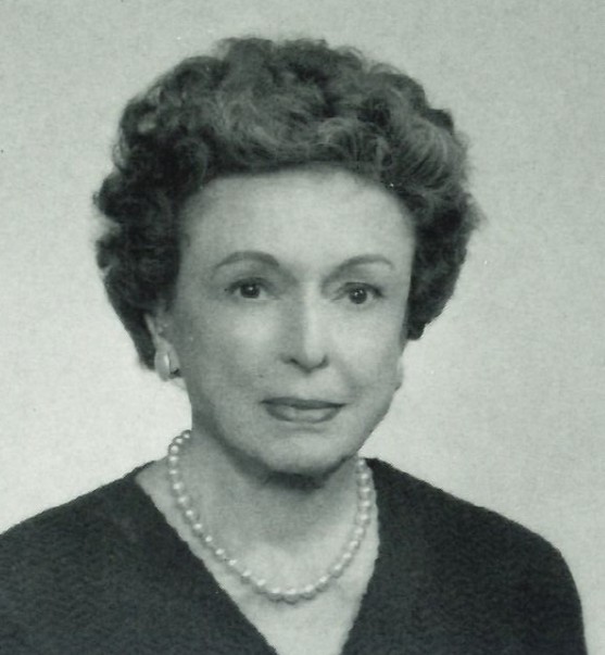 Photo en noir et blanc d'Eleanor Sweezey portant un collier de perles. 