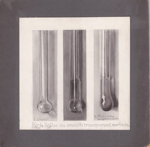 Dessin de forme carrée sur papier blanc, monté sur carton noir, représentant trois boîtes verticales. Dans chaque boite, un récipient en verre contenant différents niveaux de liquide, dessiné à la poussière de carbone.