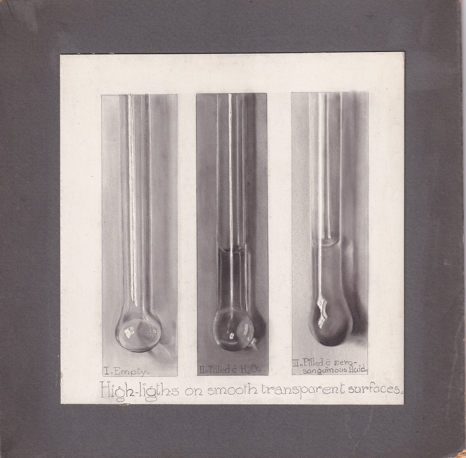 Dessin de forme carrée sur papier blanc, monté sur carton noir, représentant trois boîtes verticales. Dans chaque boite, un récipient en verre contenant différents niveaux de liquide, dessiné à la poussière de carbone. 