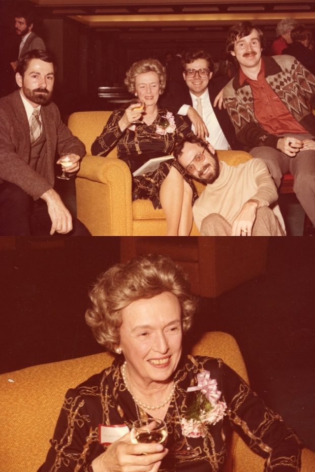 Deux photos en couleur d’une femme tenant un verre de vin. Sur l’une des photos, elle est entourée de trois hommes.