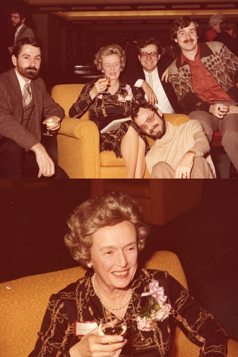 Deux photos en couleur d’une femme tenant un verre de vin. Sur l’une des photos, elle est entourée de trois hommes.