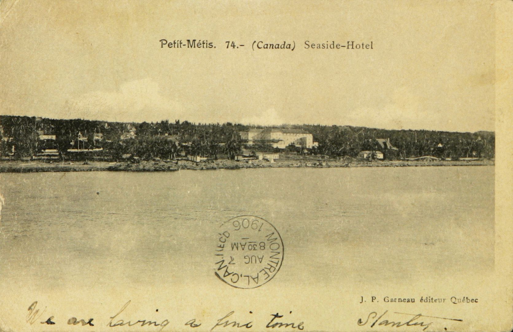 Carte postale présentant une photographie noir et blanc prise depuis le large montrant les résidences d'été et l'hôtel Seaside construites le long de la rue Beach longeant le fleuve Saint-Laurent.