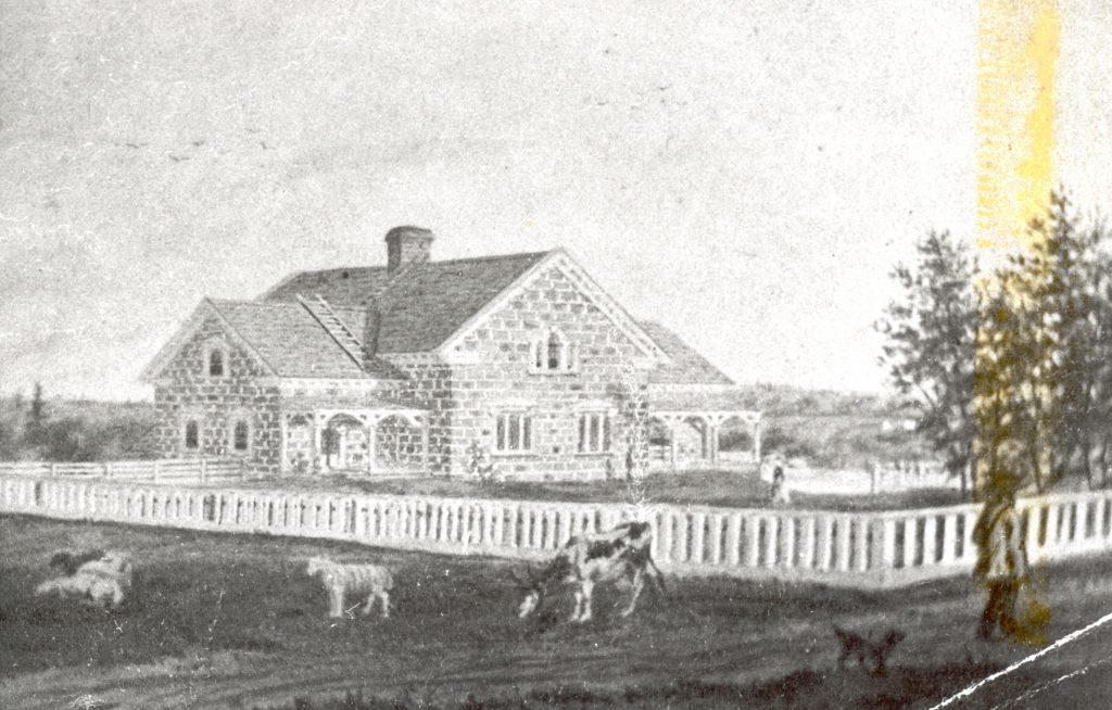 Gravure du manoir Ferguson construit après 1854. Le manoir en pierre est situé approximativement au centre de l’image. Une clôture blanche délimite le terrain du manoir. À l’extérieur de la clôture, une vache et quatre moutons paissent. Un homme et son chien marchent le long de la clôture.