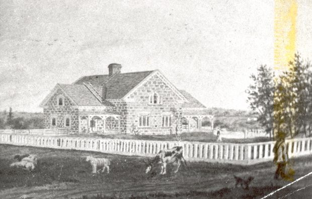 Gravure du manoir Ferguson construit après 1854. Le manoir en pierre est situé approximativement au centre de l’image. Une clôture blanche délimite le terrain du manoir. À l’extérieur de la clôture, une vache et quatre moutons paissent. Un homme et son chien marchent le long de la clôture.