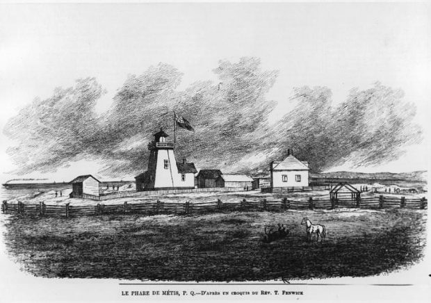 Gravure du premier phare de Metis. Au premier plan, un enclos pour chevaux délimité par une clôture en bois. Un cheval blanc debout observe un cheval noir qui se roule sur le dos. Le phare en bois se trouve derrière l’enclos. Il est entouré de bâtiments et d’une maison. De petits groupes de personnes sont représentés sur le site du phare. À l’arrière-plan, on aperçoit le fleuve Saint-Laurent, la côte, ainsi qu’un navire et son panache de fumée.