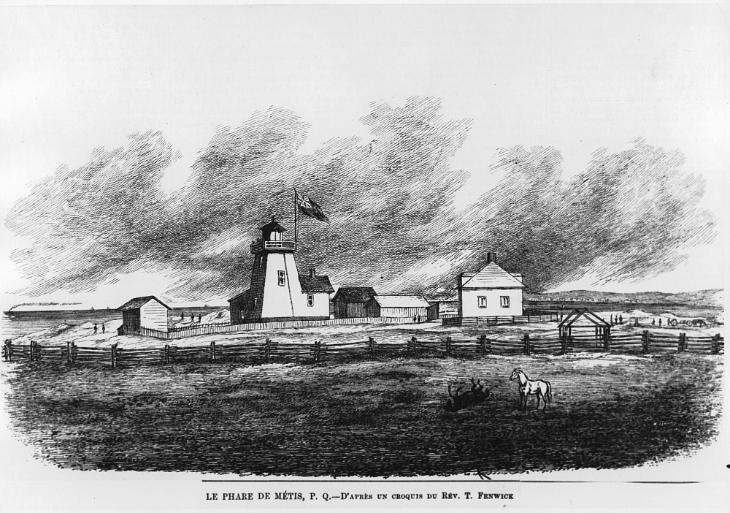 Gravure du premier phare de Metis. Au premier plan, un enclos pour chevaux délimité par une clôture en bois. Un cheval blanc debout observe un cheval noir qui se roule sur le dos. Le phare en bois se trouve derrière l’enclos. Il est entouré de bâtiments et d’une maison. De petits groupes de personnes sont représentés sur le site du phare. À l’arrière-plan, on aperçoit le fleuve Saint-Laurent, la côte, ainsi qu’un navire et son panache de fumée.