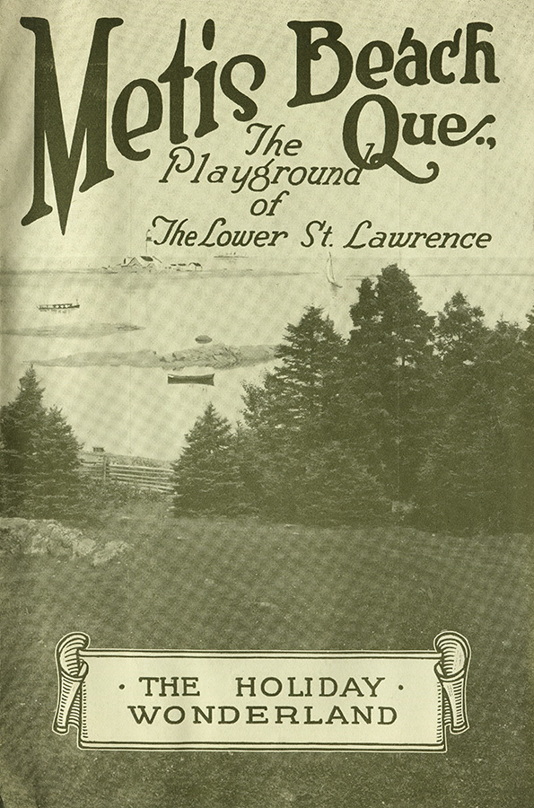 Couverture d’un livret touristique promotionnel de Métis-sur-Mer. La couverture monochrome dans les teintes de vert forêt présente une vue sur le fleuve Saint-Laurent. Au premier plan un terrain en pente douce accueille quelques épinettes et une clôture de perche. En arrière-plan, le fleuve Saint-Laurent sans vagues. On y aperçoit une chaloupe, un voilier et au loin un navire de passagers et un phare au bout d’une péninsule rocheuse. Il est écrit en anglais en grand caractère gras « Metis Beach Que., en plus petit caractère « The Playground of The Lower St. Lawrence » et dans un bandeau au bas de la page en majuscule « The Holiday Wonderland ».