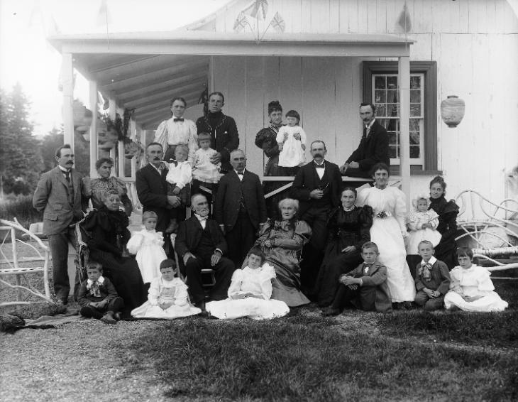 Photographie en noir et blanc de vingt-six membres de la famille Mathewson réunis à leur domicile de Little Metis pour une occasion spéciale. Au centre du groupe se trouvent M. et Mme Mathewson.