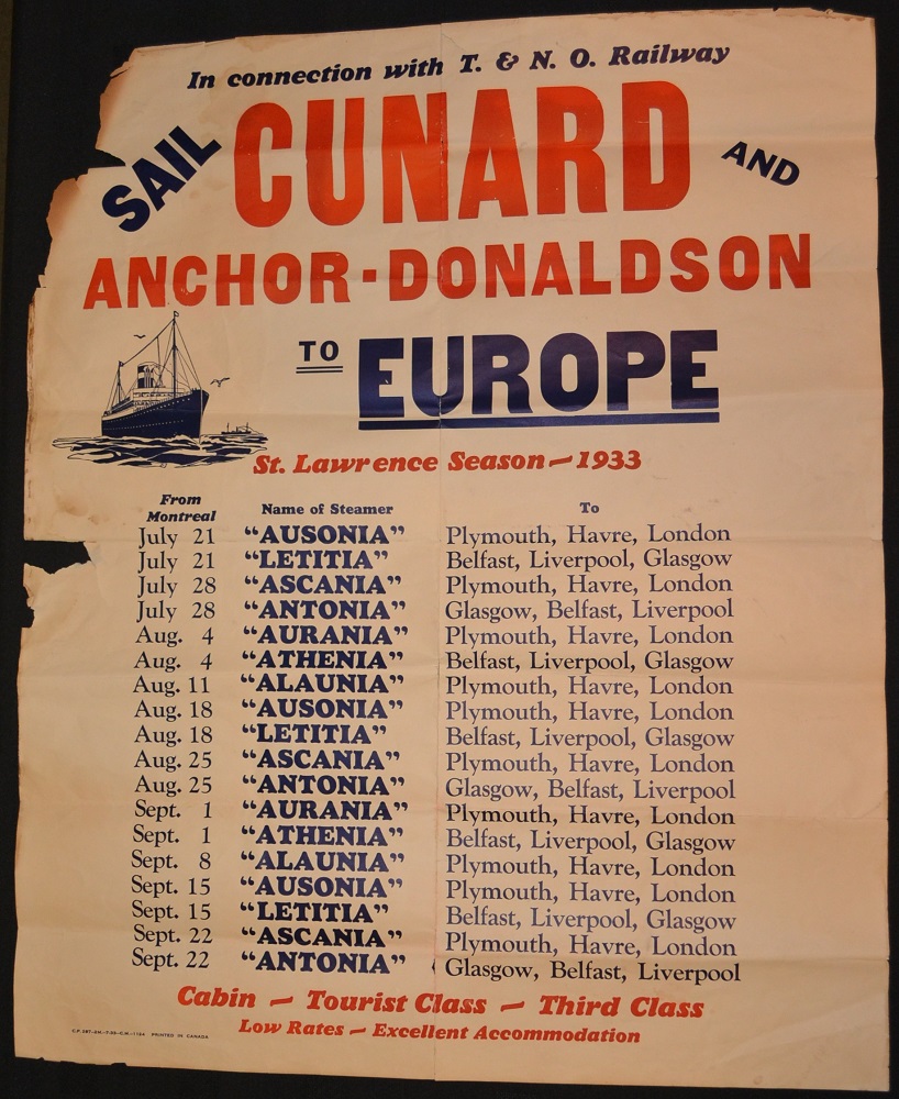 Photographie couleur d’une affiche répertoriant les dates de départ des paquebots Cunard de Montréal. Les dates vont du 21 juillet au 22 septembre 1933. Les ports d’arrivée comprennent l’Irlande, l’Écosse, l’Angleterre et la France. Les noms des navires à vapeur sont les suivants : Alaunia, Ascania, Athenia, Aurania, Ausonia, Letitia.