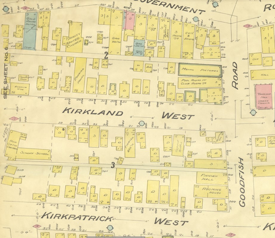 Numérisation couleur d’une carte d’assurance incendie sur laquelle figurent deux rues. De nombreuses formes carrées et rectangulaires figurent sur la carte, montrant l’emplacement des maisons et des commerces.
