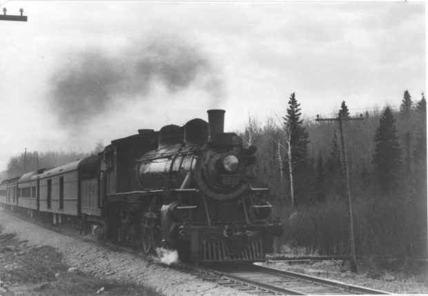Photographie en noir et blanc d’un train à vapeur sur le T&NO Railway dans le nord-est de l’Ontario.