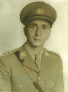 Portrait photographique colorisé de Lieutenant Henry Koury en uniforme pendant la Seconde Guerre mondiale.