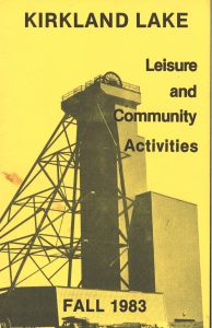 Numérisation couleur de la couverture d’un pamphlet jaune, intitulé Kirkland Lake : Loisirs et activités communautaires – Automne 1983. L’image d’arrière-plan représente le chevalement de la mine Macassa n° 3.