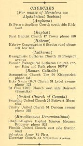 Page numérisée d’un annuaire téléphonique. Y sont répertoriés les 14 lieux de culte de Kirkland Lake.