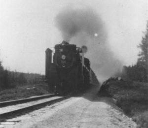 Photographie en noir et blanc d’un train à vapeur sur le T&NO Railway dans le nord-est de l’Ontario.