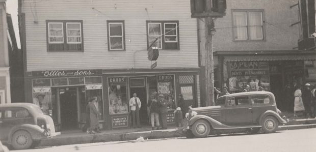Photographie en noir et blanc du magasin Kaplan Brothers et d’autres commerces du centre-ville de Kirkland Lake au début des années 30.