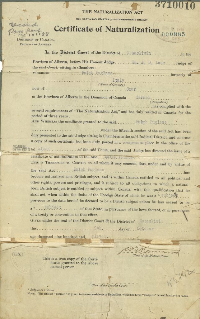 Image d’une feuille de papier intitulée Certificat de naturalisation. Le document porte le nom de l’immigrant italien Ralph Pugliese en tant que fermier dans l’Alberta au Canada en 1911.