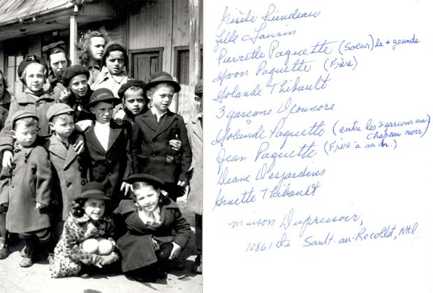Portrait d’un groupe de douze enfants de diverses familles du Sault-au-Récollet, rassemblés devant le 10865, rue du Pressoir. Ils sont tous vêtus avec des manteaux ou des vestons. À l’exception de la plus grande, ils portent des casquettes ou un chapeau.