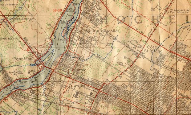 Détail d'un plan topographique (début des années 1940). De gauche à droite : Laval, la rivière des Prairies puis l’île de Montréal. Le noyau villageois du Sault-au-Récollet est en haut au centre. Les zones pâles sont peu urbanisées. Les villages de Bordeaux, Ahuntsic, Youville, Saint-Michel demeurent relativement distincts les uns des autres.