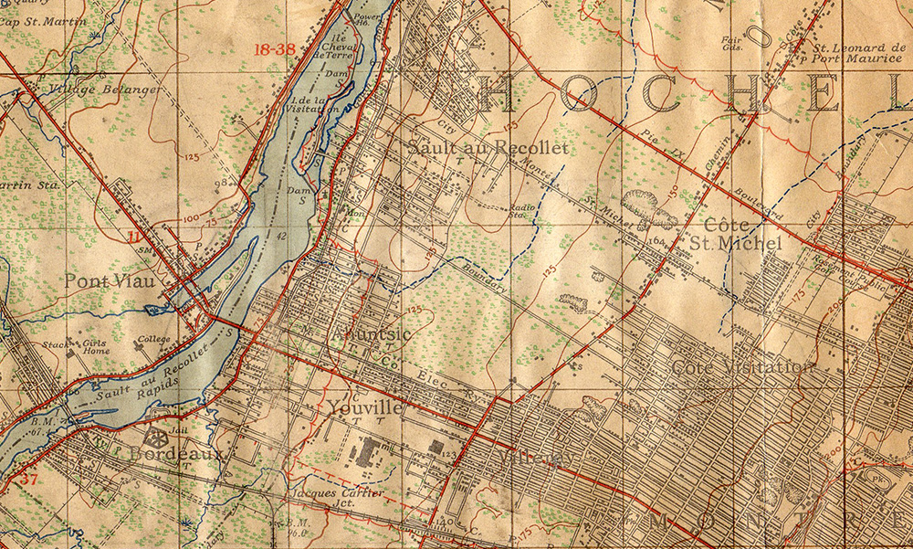 Détail d'un plan topographique (début des années 1940). De gauche à droite : Laval, la rivière des Prairies puis l’île de Montréal. Le noyau villageois du Sault-au-Récollet est en haut au centre. Les zones pâles sont peu urbanisées. Les villages de Bordeaux, Ahuntsic, Youville, Saint-Michel demeurent relativement distincts les uns des autres.