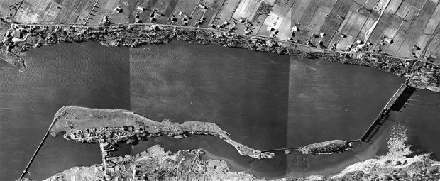 Photographies aériennes noir et blanc de l'île de la Visitation en 1947. Les usines sont à gauche, sur la digue entre l’île de Montréal et l’île de la Visitation. La centrale hydroélectrique de la rivière des Prairies est à droite, entre l’île de la Visitation et l'île Jésus (Laval).