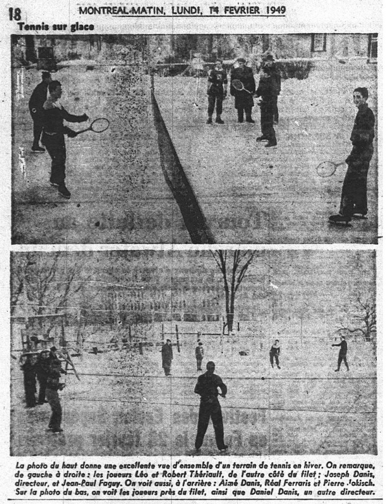 Coupure du Journal de Montréal montrant deux photos de joueurs de tennis, chaussés de patins, sur une patinoire. Celle du haut est prise de près, dans l’axe du filet. Daniel Danis, qui fait partie des administrateurs du club, apparait sur la seconde, une vue générale avec l’école de La Visitation en arrière-plan.