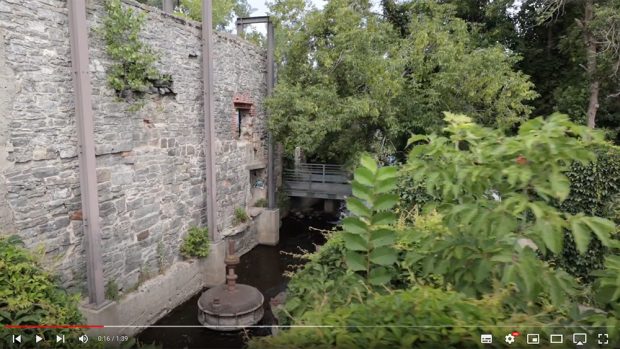 La caméra nous montre les vestiges moins accessibles du site des vieux moulins, nous permettant d’apprécier l’eau qui coule sur le site, ainsi que la nature environnante. Musique : extraits de l’hymne Mémoires d’Ahuntsic, composée par Kiya Tabassian, sur un texte de Jacques Boulerice.