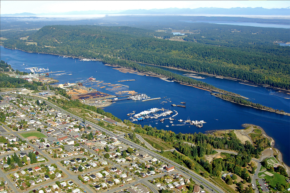 Photo aérienne oblique en couleur de la ville de Ladysmith et de son port, avec vue sur le nord.