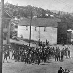 Les mineurs de charbon en grève de Ladysmith sont escortés vers la prison par des soldats de la milice