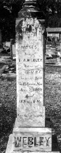 Photo en noir et blanc d'une pierre tombale rectangulaire en marbre avec l'inscription sculptée suivante : « À la mémoire de Moses, fils de T et A Webley. Originaire de Northfield, C.-B., qui a trouvé la mort dans la mine d'Extension le 7 juin 1909, à l'âge de 14 ans et 6 mois. Disparu mais pas oublié. »