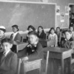 Élèves dans une salle de classe du pensionnat autochtone de l’île de Kuper