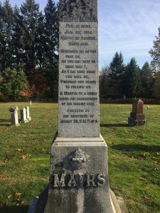 Photographie en couleur montrant le texte gravé sur l'obélisque en granit commémorant Joseph Mairs au cimetière de Ladysmith.