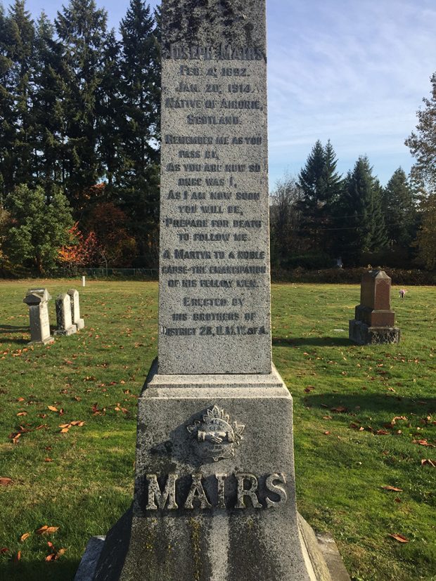 Photographie en couleur montrant le texte gravé sur l'obélisque en granit commémorant Joseph Mairs au cimetière de Ladysmith.