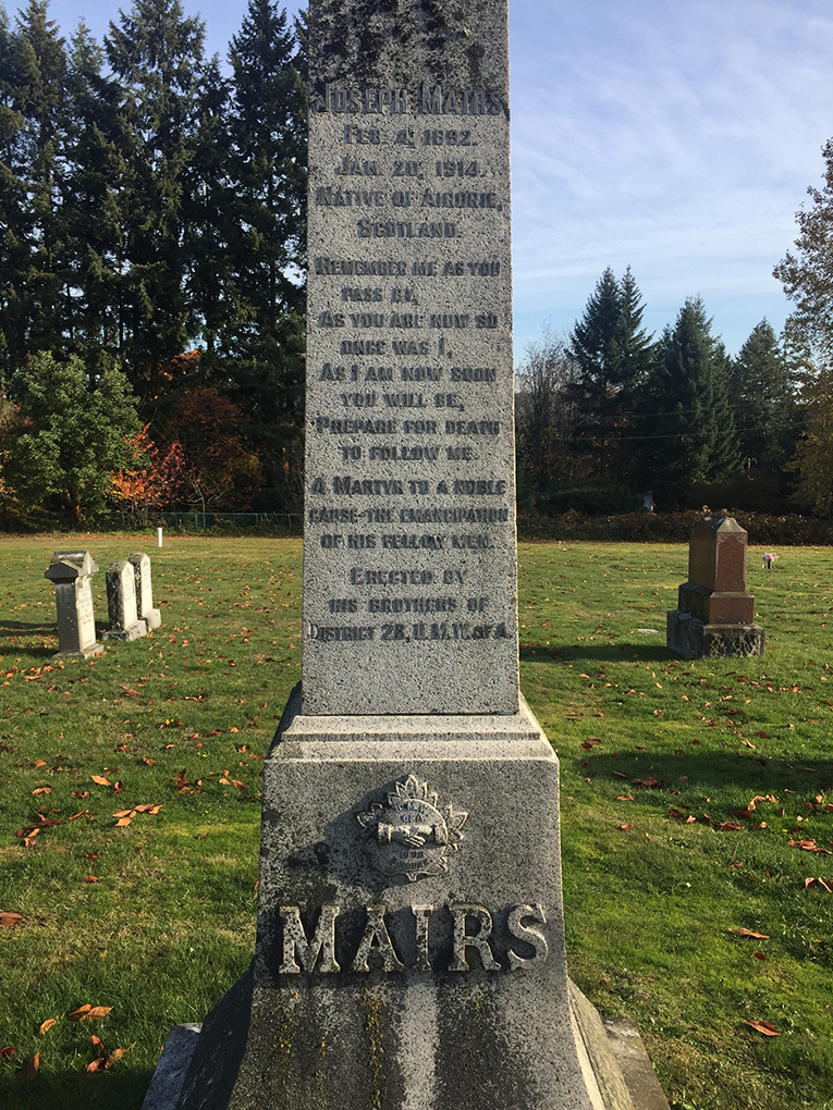 Photographie en couleur montrant le texte gravé sur l'obélisque en granit commémorant Joseph Mairs au cimetière de Ladysmith.