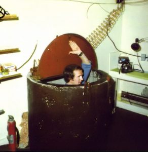 Une trappe en acier au sommet d’un ponceau vertical avec une échelle formait l’entrée du laboratoire souterrain d’Art Williams pour la fabrication de la drogue psychédélique MDA, 1977.