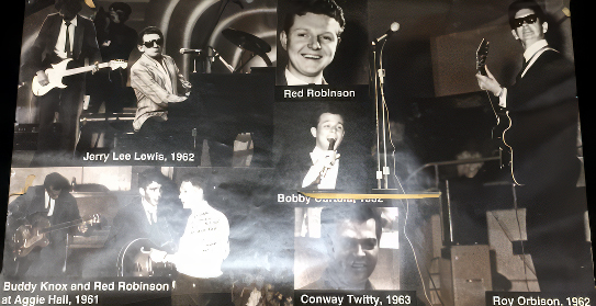 Photomontage en noir et blanc montrant un Red Robinson rayonnant aux côtés de stars du rock and roll des années 1960, dont Jerry Lee Lewis au piano, Buddy Knox à la guitare électrique, Bobby Curtola chantant dans un micro, Roy Orbison à la guitare électrique et Conway Twitty souriant à la caméra.