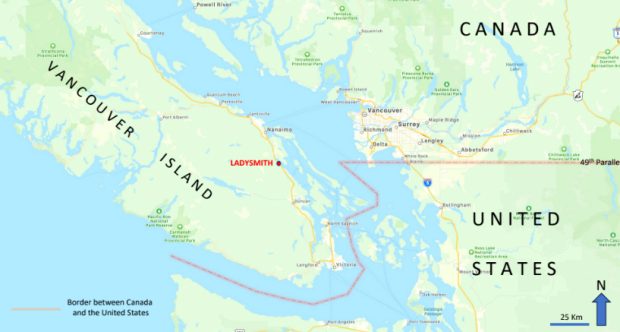 Cette carte en anglais en couleurs, où la terre est représentée en vert et la mer en bleu, couvre le sud de l’île de Vancouver ainsi que la partie continentale adjacente. Ladysmith y figure, et la frontière entre les États-Unis et le Canada est tracée selon l’arc du 49e parallèle sur le continent, avant de se prolonger au sud de l’île de Vancouver en englobant les îles Gulf et le détroit de Juan de Fuca.
