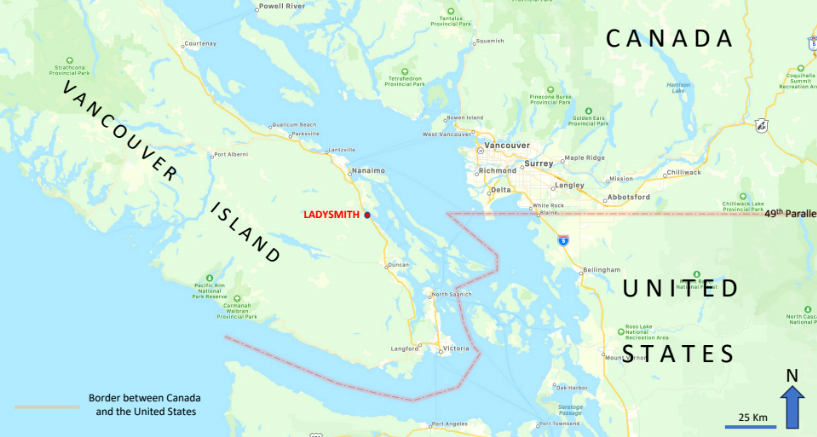 Cette carte en anglais en couleurs, où la terre est représentée en vert et la mer en bleu, couvre le sud de l’île de Vancouver ainsi que la partie continentale adjacente. Ladysmith y figure, et la frontière entre les États-Unis et le Canada est tracée selon l’arc du 49e parallèle sur le continent, avant de se prolonger au sud de l’île de Vancouver en englobant les îles Gulf et le détroit de Juan de Fuca.