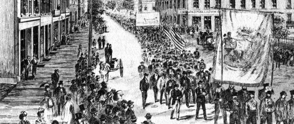 Version recadrée de la couverture du magazine Canadian Illustrated News (numéro du 8 juin 1872) montrant le défilé des travailleurs du 15 mai 1872. On peut y voir une foule de spectateurs amassés sur les trottoirs alors que les travailleurs défilent, brandissant de grandes banderoles et des drapeaux dans la rue.