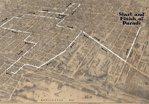 Carte illustrée d’Hamilton montrant la baie de Burlington au sud et le parc Victoria à l’est. La carte inclut une nouvelle illustration de l’itinéraire circulaire du défilé de la Ligue des neuf heures, commençant et se terminant dans l’est.