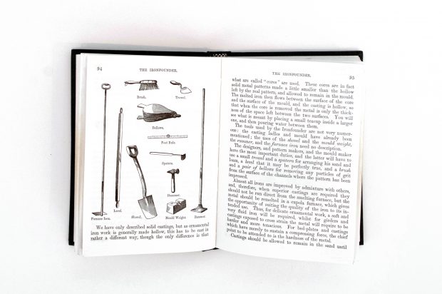 Une page de texte et d’illustrations de l’ouvrage Boy’s Book of Trades (Livre des métiers pour les garçons) qui présente différents types d’outils employés par les ouvriers des fonderies.