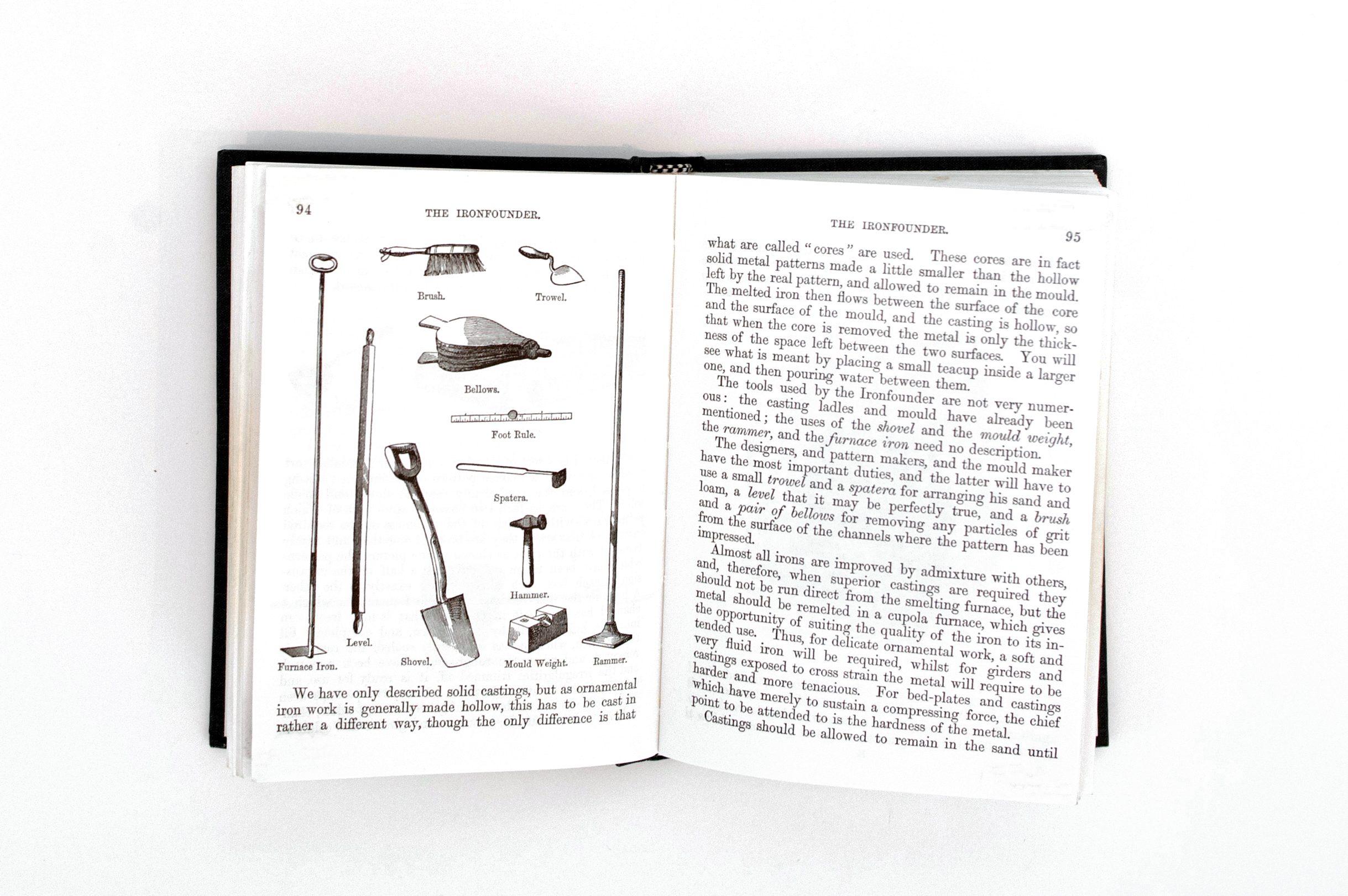 Une page de texte et d’illustrations de l’ouvrage Boy’s Book of Trades (Livre des métiers pour les garçons) qui présente différents types d’outils employés par les ouvriers des fonderies.