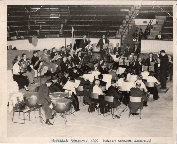 Wallace Laughton dirige l’orchestre au stade 